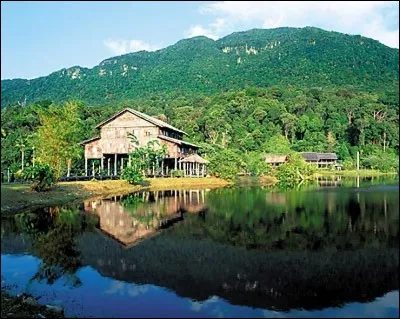 La Malaisie est un pays situé :