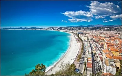 Dans quelle ville de la C&ocirc;te d'Azur peut-on marcher sur la promenade des Anglais, qui longe la c&ocirc;te m&eacute;diterran&eacute;enne ?