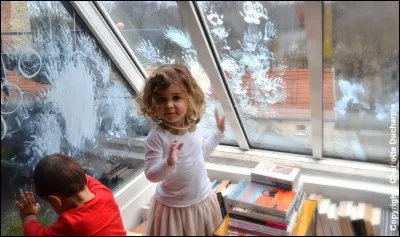 Cet enfant __ ingrat __ en plus il __ fier de l'être.