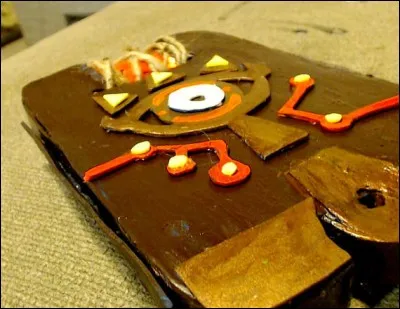 Comment s'appelle la tablette que porte le héros à sa ceinture ?