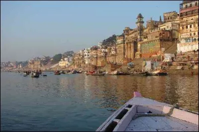 Le Gange, grand fleuve indien, coule dans :