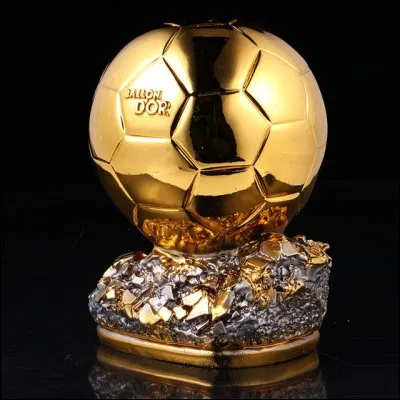 Quel est le nom du premier footballeur marocain ayant reçu le Ballon d'or africain ?