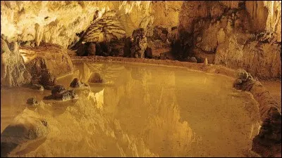 A proximité de quelle cité médiévale (chère à Gérard Blanchard) peut-on visiter 'la grotte des Merveilles' ?