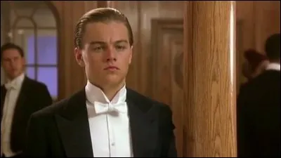 Qui propose de l'aide à Jack pour bien s'habiller avant le repas en première classe ?