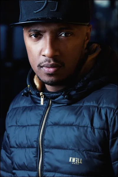 Quel âge a le chanteur en mai 2018 ?