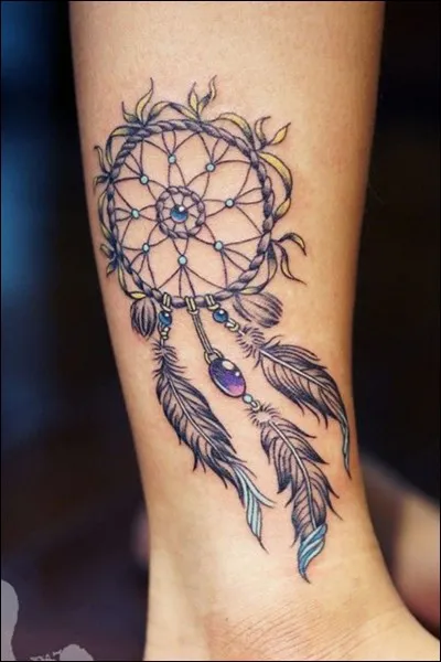 Quel tatouage y a-t-il sur le ventre de Marcus ?