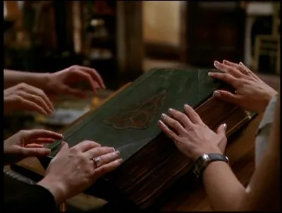 Lors de la saison 1, qui a lu "Le livre des ombres" ?