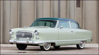 Cette voiture a été dessinée par Pininfarina et Nash. Cette voiture a été produite et vendue avant la fusion avec Hudson et la création d'AMC. Quel est son nom ?