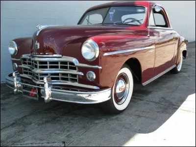 Restons avec une voiture de la même époque que la précédente et en plus du même groupe automobile ! Cette voiture est contemporaine à celle de la précédente. Quel est son nom ?