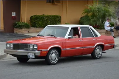 Restons dans le groupe automobile Ford. Cette voiture partage beaucoup d'éléments avec une autre voiture du groupe. Quel est le nom de cette voiture ?