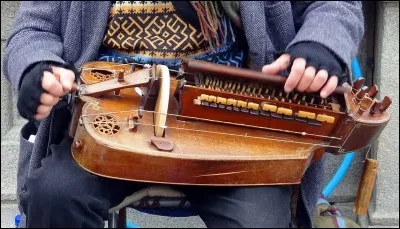 Cet instrument à corde, ci-dessus présenté, appelé "zanfona", est originaire de/du :