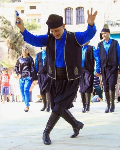 Cette danse traditionnelle que l'on appelle "dabkeh" est présente dans la culture de plusieurs pays comme :