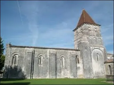 Voici l'église romane de Neuillac. Commune Charentaise-Maritime, elle se situe en région ...