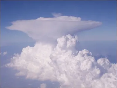 Quel nuage est souvent associé à l'orage ?