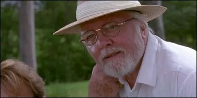 Dans "Jurassic Park", comment se nomme l'homme qui a su donner vie à des dinosaures et décide de les utiliser dans le cadre d'un parc d'attractions ?