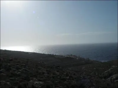 De quelle couleur est la grotte se situant sous ces falaises ?