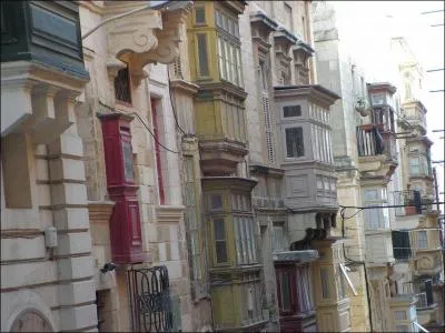 Combien de bow-windows comprend cette vue d'une rue de la Valette ?