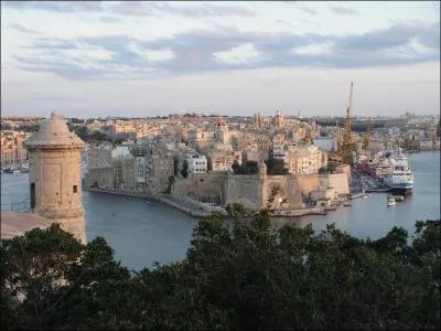Quelle est la ville qui figure sur cette 'photo/carte postale' trs connue de Malte ?