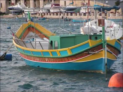Comment s'appelle la barque de pche maltaise ?