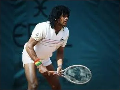 En quelle matière était la raquette de Yannick Noah lors du match final de Roland Garros qu'il a remporté en 1983 ?
