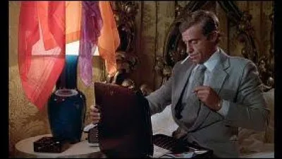 Quel rôle joue Jean-Paul Belmondo dans le film "Le Guignolo" ?