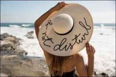 Que vous dit cette jeune femme via son chapeau ?