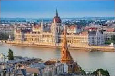 Quel est le surnom de la capitale hongroise Budapest ?