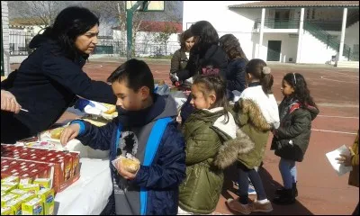 Quel en-cas les petits espagnols ont-ils l'habitude de manger lors de leur pause du matin ?