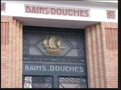 On est en 1872, le Docteur Merry Delabost médecin rouennais de la prison Bonne Nouvelle a conçu un système pour améliorer l'hygiène des détenus. Quelle est cette invention ?