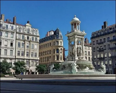 Question bonus : Où se trouve cette place à Lyon ?