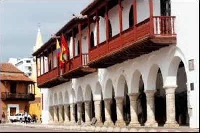 On retrouve, adossé aux murailles, ce bel édifice colonial colombien avec ses arches et ses balcons, typiques de l'architecture qu'on retrouve au centre historique de la vieille ville :