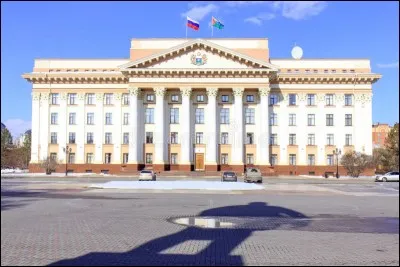 C'est la principale ville russe de Sibérie occidentale, qu'on retrouve dans le district de l'Oural. Sa mairie est majestueuse avec ses colonnes de 4 étages ; une statue de Lénine est face à l'édifice, rappelant que le corps de ce dernier a été déplacé dans cette ville pendant la Seconde Guerre mondiale.