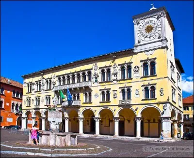 Probablement le monument le plus représentatif en ville, centre de la Piazza Duomo ; élégant édifice de style Renaissance vénitienne, avec portique et bifurqué dans les loggias centrales, avec à droite, la tour de l'horloge :