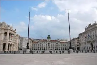 Érigée entre 1873-1875, cette belle mairie baroque possède une tour d'horloge dans sa partie centrale ; il faut souligner l'intégration harmonieuse de ce bâtiment au square le plus imposant d'Europe, la belle Piazza dell'Unita d'Italia, ainsi que sa vue magnifique sur l'Adriatique. Aussi grandiose en soirée ou au coucher de soleil :