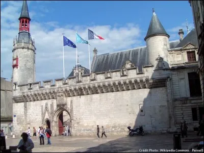Cette mairie est la plus ancienne de France, 1298. C'est l'édifice le plus visité de cette magnifique ville portuaire ; elle a été construite au XVe et XVI siècle. Malheureusement, un incendie en 2013 l'a fortement endommagée et des travaux de restauration sont encore en cours.