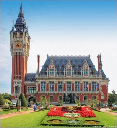 Cet édifice, du Hauts-de-France, est en briques rouges ; il est surtout remarquable pour son beffroi, haut de 75 mètres. On qualifie son style de néo-flamand et il ne faut pas manquer le vitrail de l'escalier d'honneur :