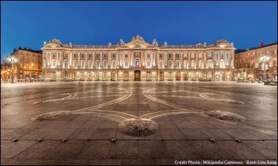 Le Capitole abrite le pouvoir municipal depuis le XIIe siècle. Ce bâtiment de style néo-classique est un l'emblème universel de sa ville :