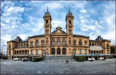 De couleurs ocre et or comme beaucoup de bâtiments espagnols, cette mairie est idéalement située, depuis 1945, dans l'ancien casino de la ville. Le bâtiment, érigé en 1887, possède une vue superbe sur la baie La Concha ; il est super bien entouré des jardins Alderdi-Eder :