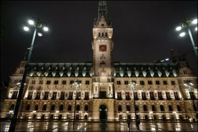 C'est le sixième siège de l'autorité civile dans cette ville ; cette mairie date quand même de 1897. Elle fait 111 mètres de long et repose sur 4 000 pilotis longs de 12 mètres, compte plus de pièces que le Palais de Buckingham, sans oublier sa cour intérieure ainsi que sa symbolique fontaine :