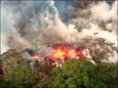Ce 17 mai, quel volcan a explosé propulsant un épais nuage de cendres à 9000 mètres d'altitude ?