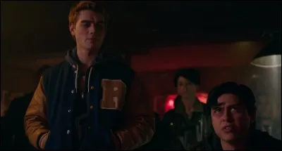 Que décide de faire Archie pour sauver la vie des Serpents, alors que Hiram est en train d'élaborer son plan ?