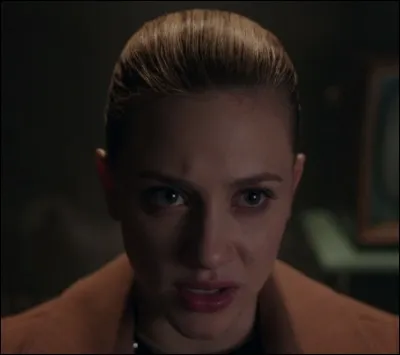 Que déclare Betty Cooper à son père, qui se trouve en prison pour avoir révélé qu'il était la ''Cagoule Noire'' ?