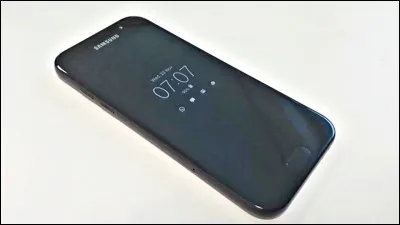 Quelle marque de téléphone est représentée sur l'image ?