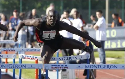Combien de haies, les hommes doivent-ils franchir au cours d'un 110 mètres haies ?