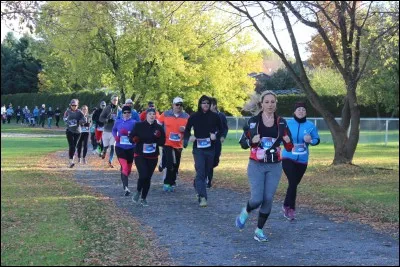 Comment les derniers concurrents des "Foulées du Gois" finissent-ils leur course ?
