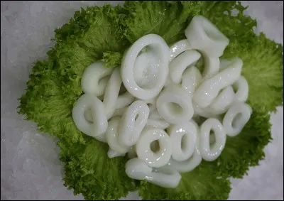 Où trouve-t-on l'ingrédient principal d'un plat de calamars ?