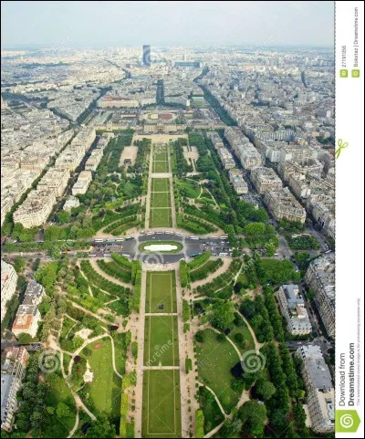 Quel monument parisien se trouve au bout du Champ-de-Mars ?
