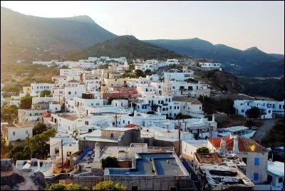 Dans la mythologie grecque, quelle déesse est née près de l'île de Cythère, en mer Égée ?