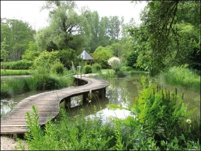 Complète la phrase : ''Elle va ___ parc.''