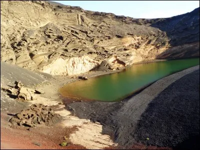 Quelle autorité délivre la "carte de guide" permettant de reconnaître que le titulaire remplit les conditions légales pour exercer en tant que guide culturel ?